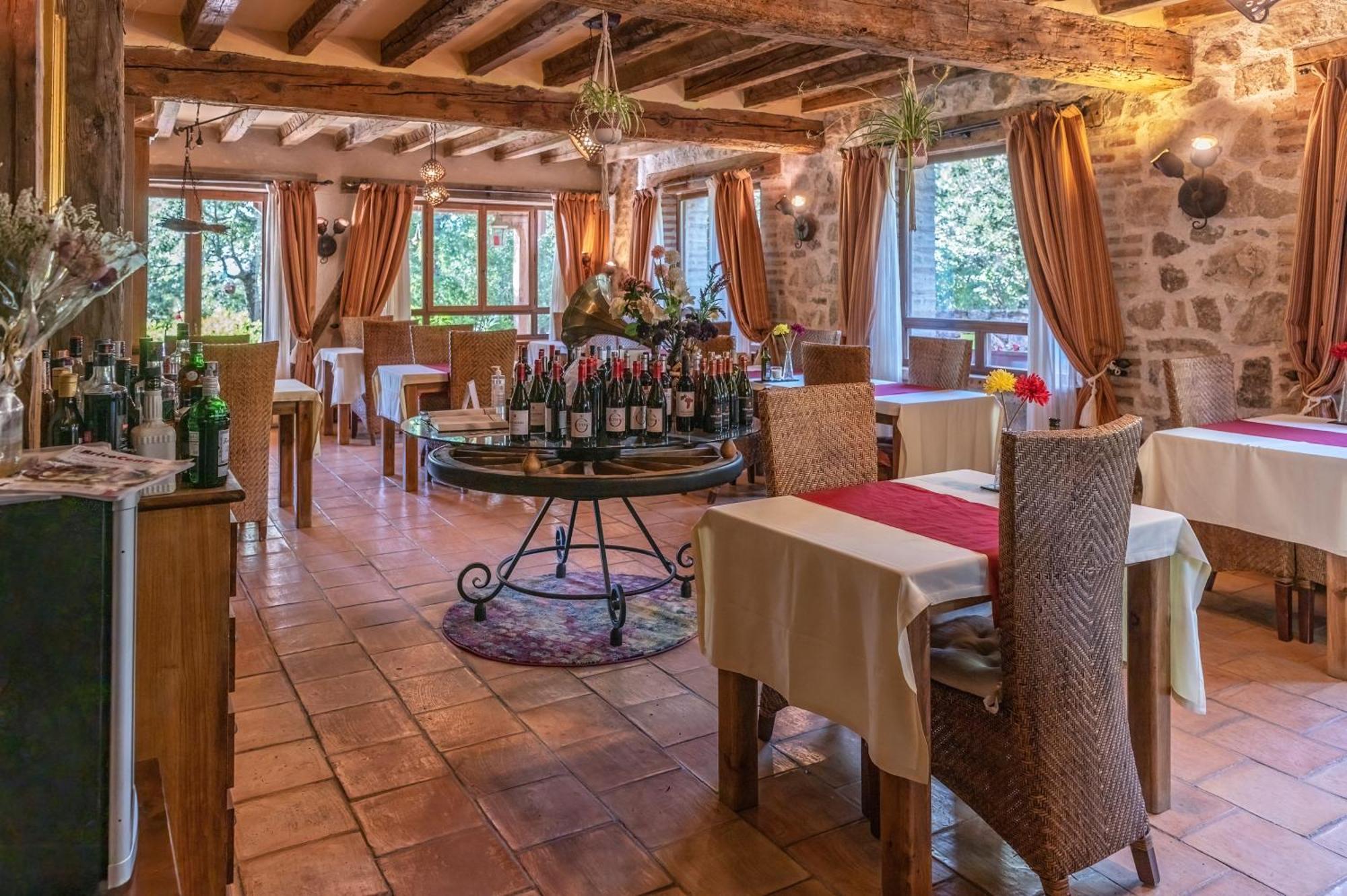 Posada Restaurante Fuenteplateada Collado Hermoso ภายนอก รูปภาพ
